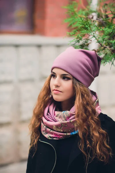 Retrato de niña divertida en el clima de otoño en ropa de abrigo y sombrero . — Foto de Stock