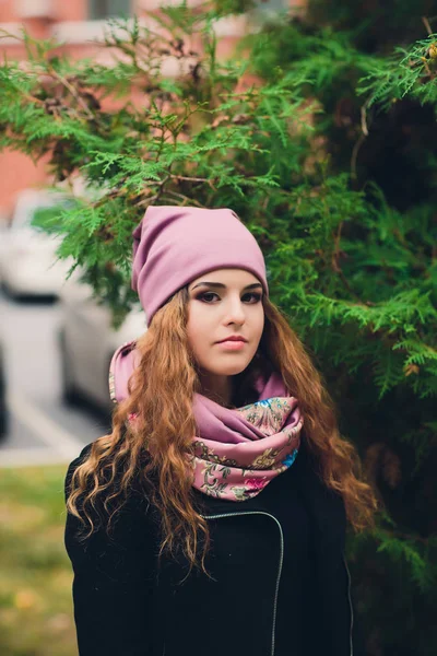 Retrato Una Chica Divertida Clima Otoño Con Ropa Abrigo Sombrero — Foto de Stock