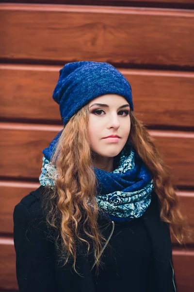 Retrato de niña divertida en el clima de otoño en ropa de abrigo y sombrero . — Foto de Stock