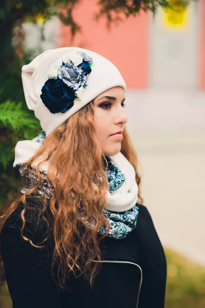 Porträt eines lustigen jungen Mädchens bei herbstlichem Wetter in warmer Kleidung und Hut. — Stockfoto