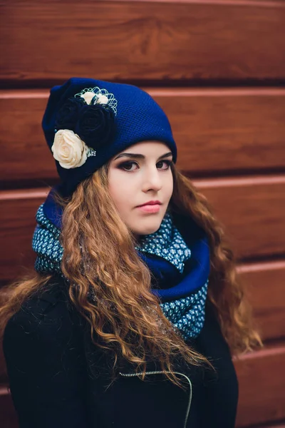 Retrato Una Chica Divertida Clima Otoño Con Ropa Abrigo Sombrero — Foto de Stock