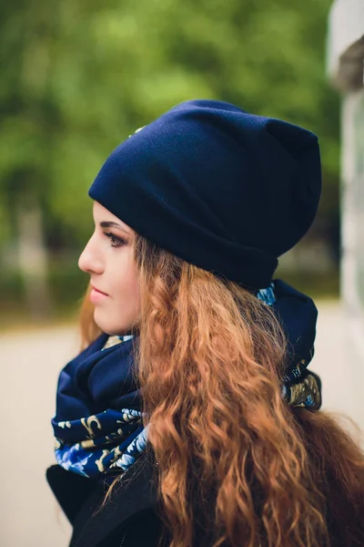 Retrato de niña divertida en el clima de otoño en ropa de abrigo y sombrero . — Foto de Stock