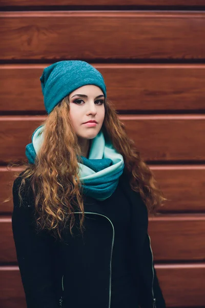 Retrato de niña divertida en el clima de otoño en ropa de abrigo y sombrero . — Foto de Stock