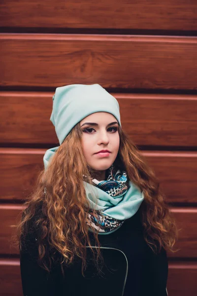 Portrét legrační mladá dívka v podzimní počasí v teplé oblečení a čepice. — Stock fotografie