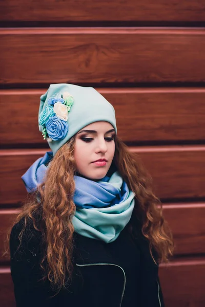 Retrato de niña divertida en el clima de otoño en ropa de abrigo y sombrero . — Foto de Stock