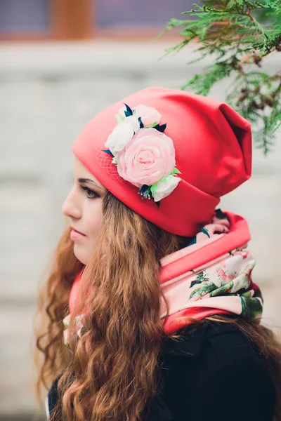 Portrait de jeune fille drôle dans le temps d'automne dans des vêtements chauds et chapeau . — Photo