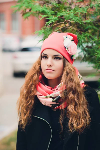 Retrato de niña divertida en el clima de otoño en ropa de abrigo y sombrero . — Foto de Stock