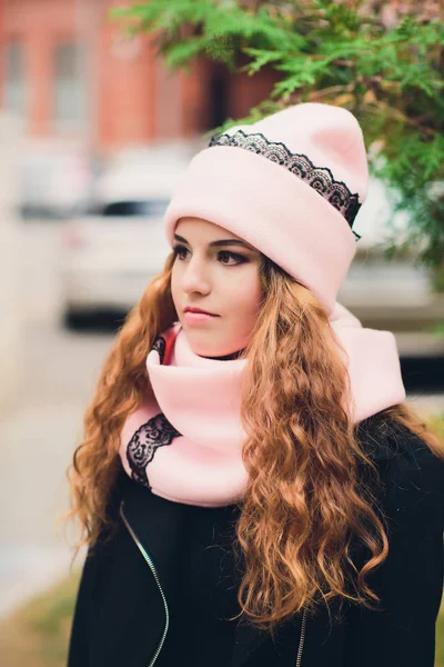 Portrait de jeune fille drôle dans le temps d'automne dans des vêtements chauds et chapeau . — Photo