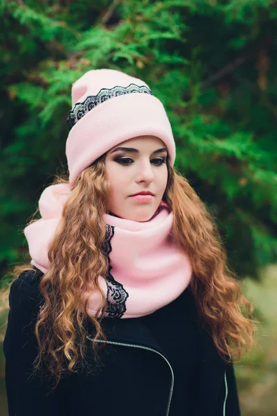 Portrait de jeune fille drôle dans le temps d'automne dans des vêtements chauds et chapeau . — Photo