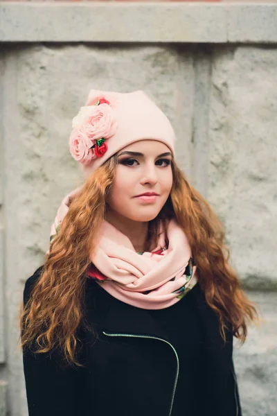 Retrato de niña divertida en el clima de otoño en ropa de abrigo y sombrero . — Foto de Stock