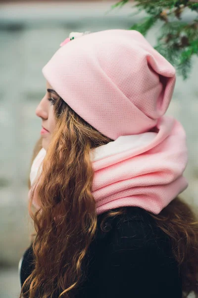 Retrato de niña divertida en el clima de otoño en ropa de abrigo y sombrero . — Foto de Stock