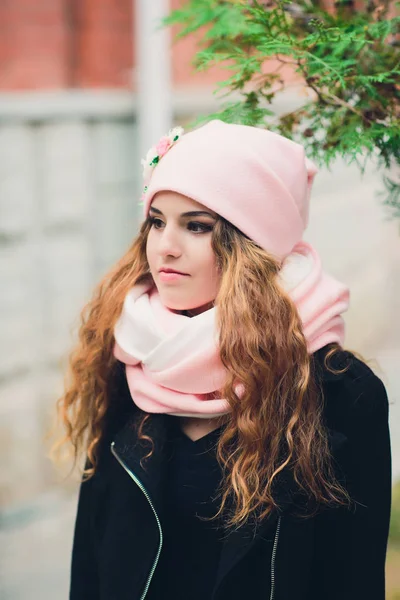 Retrato de niña divertida en el clima de otoño en ropa de abrigo y sombrero . — Foto de Stock