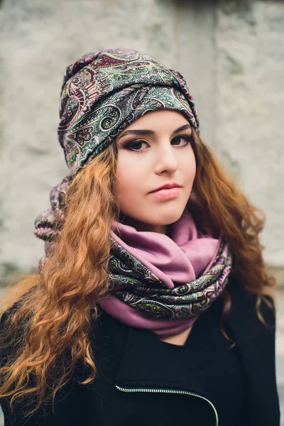 Porträtt av roliga ung flicka i höst vädret i varma kläder och hatt. — Stockfoto