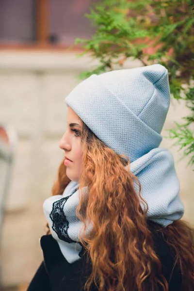 Retrato de niña divertida en el clima de otoño en ropa de abrigo y sombrero . — Foto de Stock