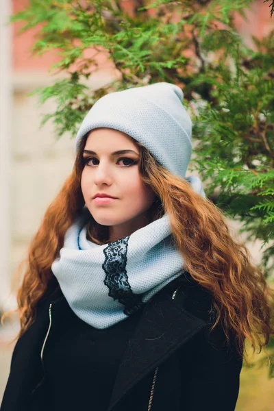 Retrato Una Chica Divertida Clima Otoño Con Ropa Abrigo Sombrero — Foto de Stock