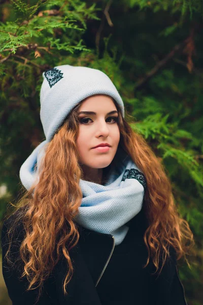 Портрет смішної молодої дівчини в осінню погоду в теплому одязі і капелюсі . — стокове фото