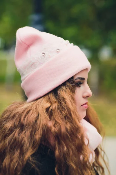 Retrato de niña divertida en el clima de otoño en ropa de abrigo y sombrero . — Foto de Stock