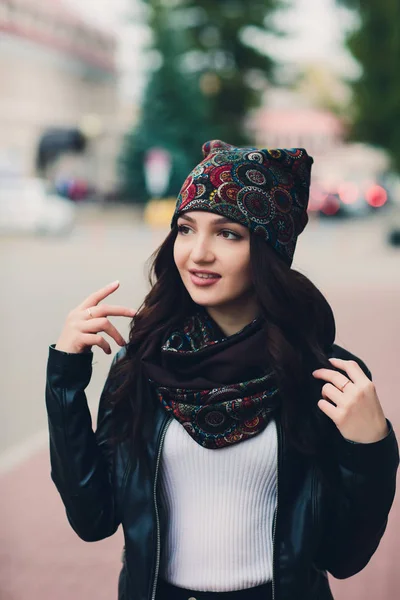Ritratto di giovane ragazza divertente nel tempo autunnale in abiti caldi e cappello . — Foto Stock