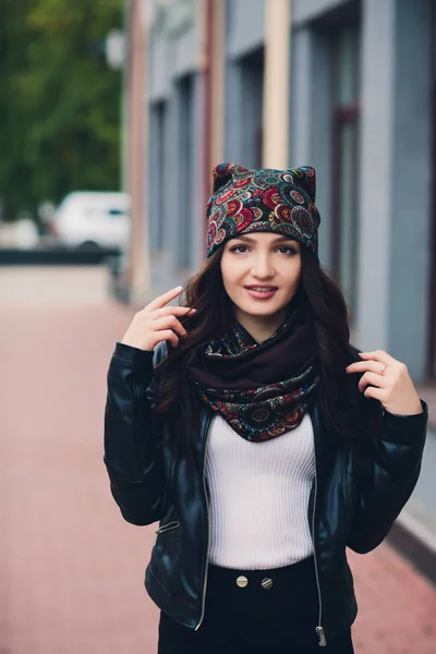 Portrét legrační mladá dívka v podzimní počasí v teplé oblečení a čepice. — Stock fotografie