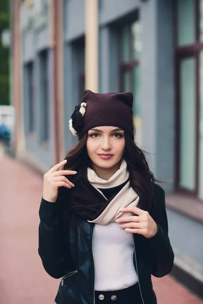 Az őszi Időjárás meleg ruhát és kalapot-vicces fiatal lány portréja. — Stock Fotó