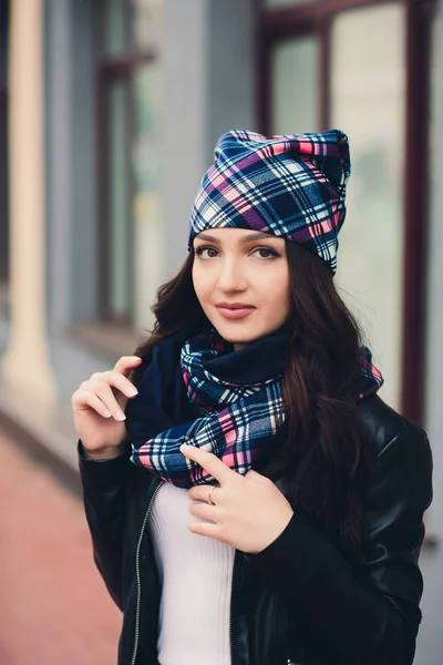 Retrato Una Chica Divertida Clima Otoño Con Ropa Abrigo Sombrero — Foto de Stock