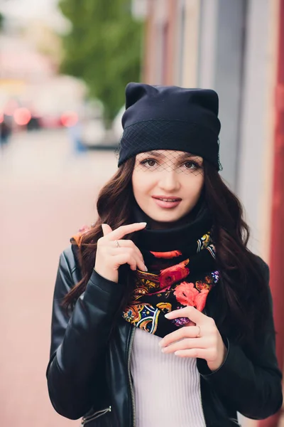 Genç kız sıcak giysiler ve şapka sonbahar havalarda portresi. — Stok fotoğraf