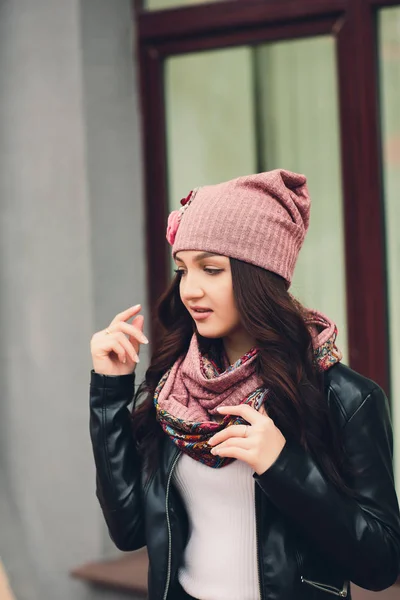 Porträt eines lustigen jungen Mädchens bei herbstlichem Wetter in warmer Kleidung und Hut. — Stockfoto