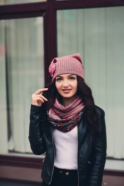 Retrato de niña divertida en el clima de otoño en ropa de abrigo y sombrero . — Foto de Stock