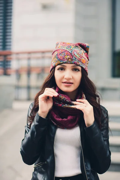 Retrato de menina engraçada no outono clima em roupas quentes e chapéu . — Fotografia de Stock
