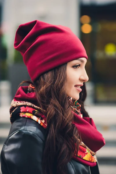 Retrato de niña divertida en el clima de otoño en ropa de abrigo y sombrero . — Foto de Stock