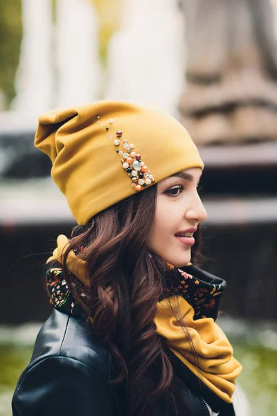 Retrato de niña divertida en el clima de otoño en ropa de abrigo y sombrero . — Foto de Stock