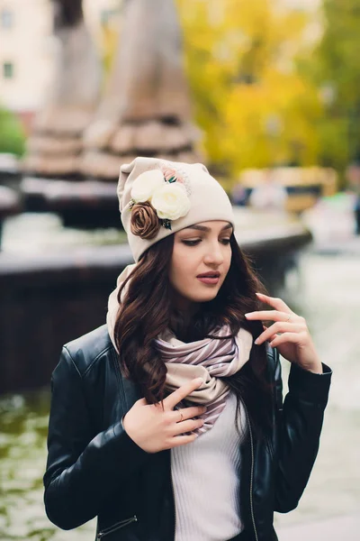 在秋天的天气里穿着温暖的衣服和帽子的滑稽的年轻女孩的肖像. — 图库照片