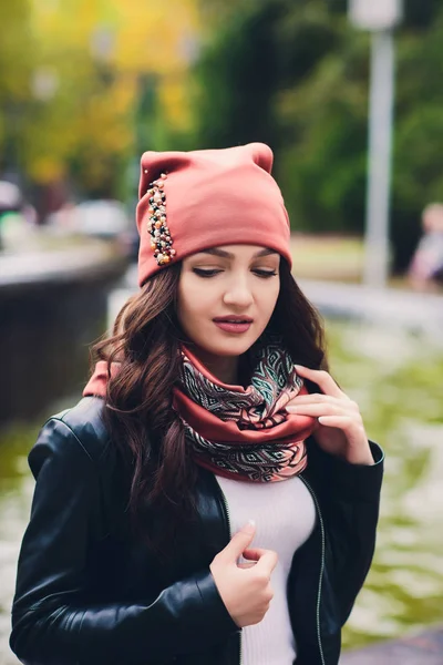 Retrato de niña divertida en el clima de otoño en ropa de abrigo y sombrero . — Foto de Stock