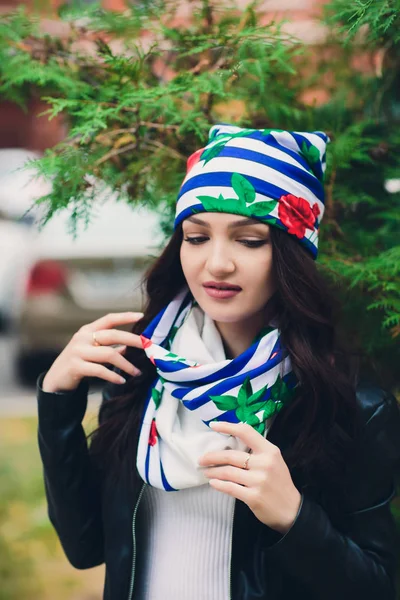 Portrait de jeune fille drôle dans le temps d'automne dans des vêtements chauds et chapeau . — Photo