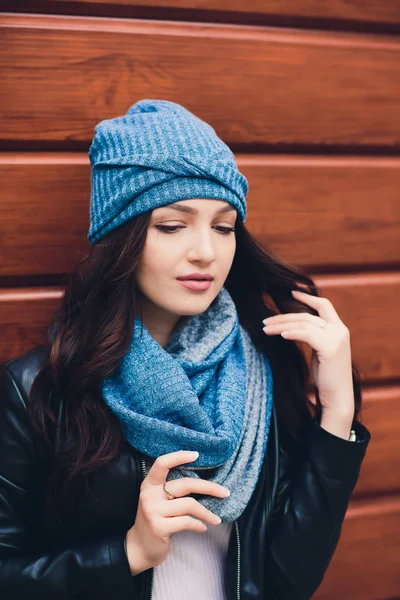 Портрет смешной молодой девушки в осеннюю погоду в теплой одежде и шляпе . — стоковое фото