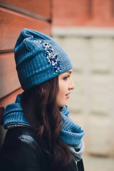 暖かい服や帽子の秋の天候で面白い少女の肖像画. — ストック写真