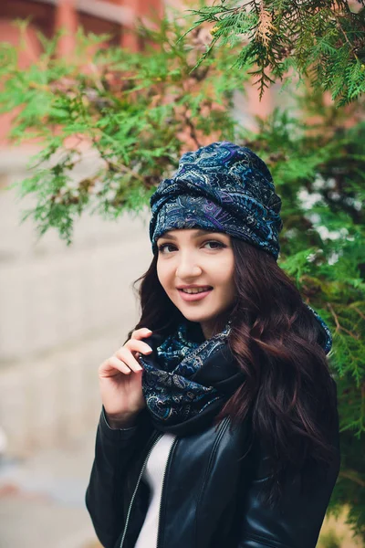 Retrato de niña divertida en el clima de otoño en ropa de abrigo y sombrero . — Foto de Stock