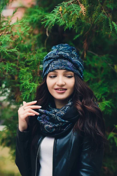 Retrato de niña divertida en el clima de otoño en ropa de abrigo y sombrero . — Foto de Stock