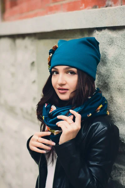 Portret śmieszne młoda dziewczyna w jesienna pogoda w ciepłą odzież i kapelusz. — Zdjęcie stockowe