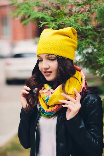 Portrait de jeune fille drôle dans le temps d'automne dans des vêtements chauds et chapeau . — Photo