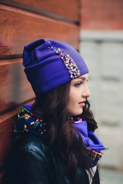 Porträtt av roliga ung flicka i höst vädret i varma kläder och hatt. — Stockfoto