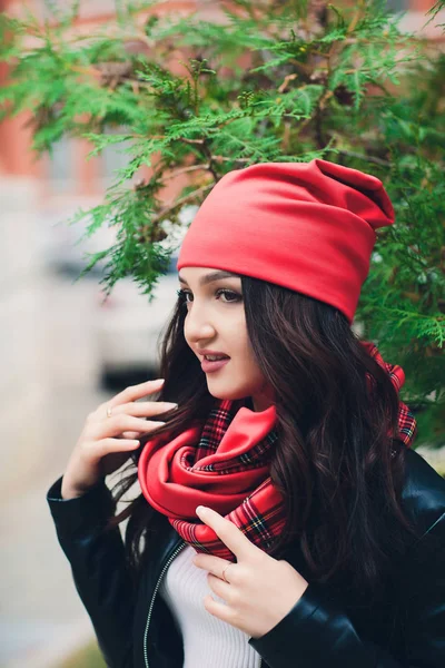 Portret śmieszne młoda dziewczyna w jesienna pogoda w ciepłą odzież i kapelusz. — Zdjęcie stockowe