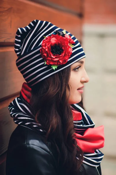 Portrait de jeune fille drôle dans le temps d'automne dans des vêtements chauds et chapeau . — Photo