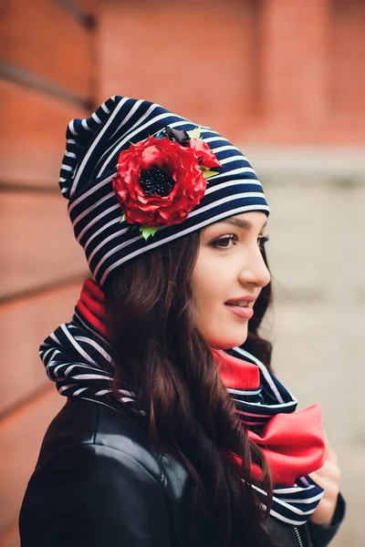 Retrato Una Chica Divertida Clima Otoño Con Ropa Abrigo Sombrero — Foto de Stock