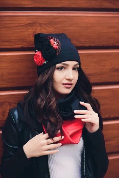 Retrato de niña divertida en el clima de otoño en ropa de abrigo y sombrero . — Foto de Stock