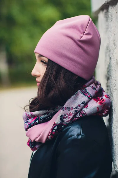 Retrato de menina engraçada no outono clima em roupas quentes e chapéu . — Fotografia de Stock