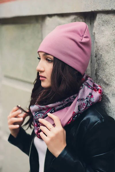 Portrait de jeune fille drôle dans le temps d'automne dans des vêtements chauds et chapeau . — Photo