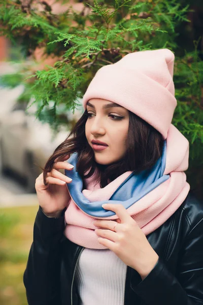 Porträt eines lustigen jungen Mädchens bei herbstlichem Wetter in warmer Kleidung und Hut. — Stockfoto