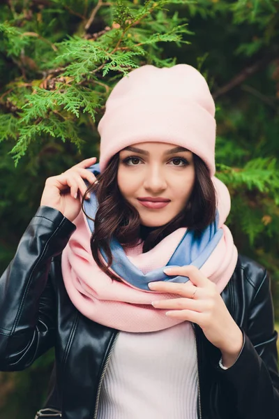 Portrait de jeune fille drôle dans le temps d'automne dans des vêtements chauds et chapeau . — Photo