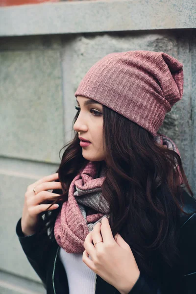 暖かい服や帽子の秋の天候で面白い少女の肖像画. — ストック写真